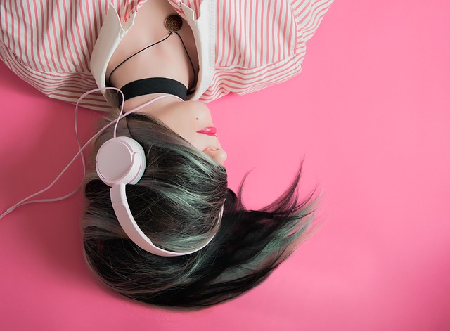 Dziewczyna słuchająca muzyki